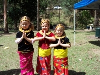 Photo2TryingNepalitraditionaldress_001